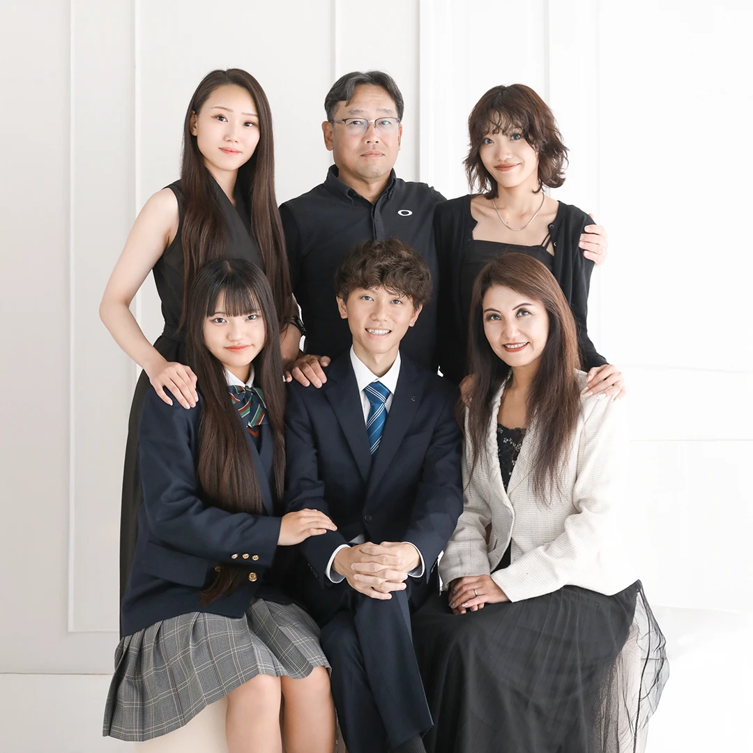 成人式を迎えた男性と家族の記念写真